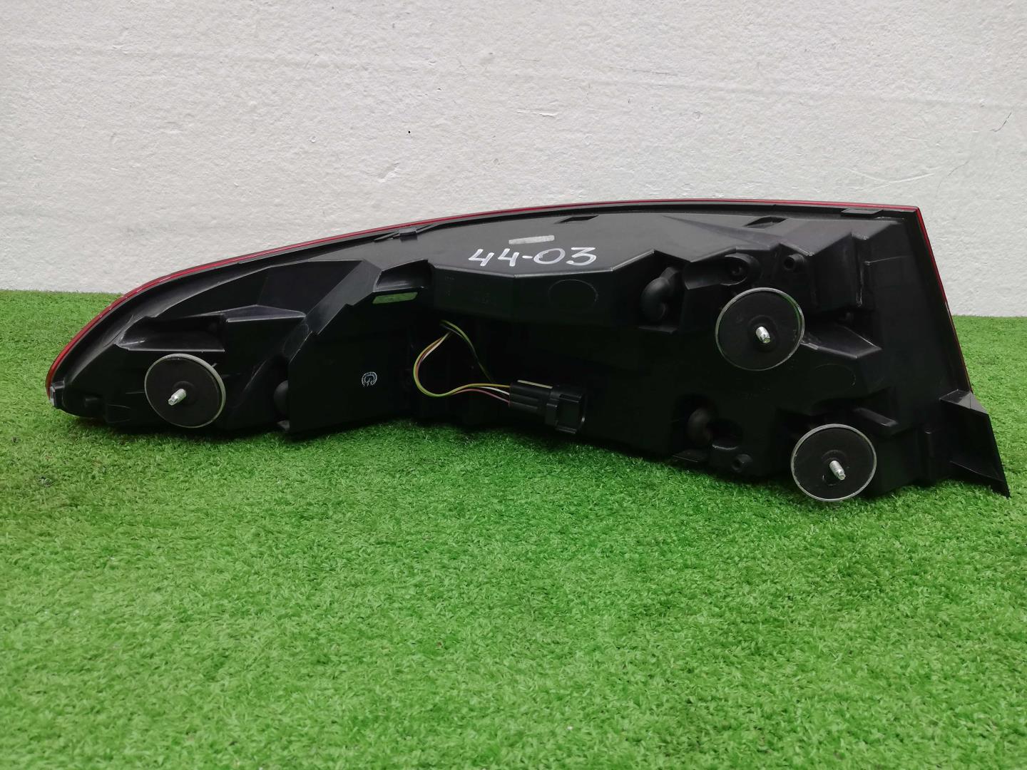 Фонарь задний наружный правый