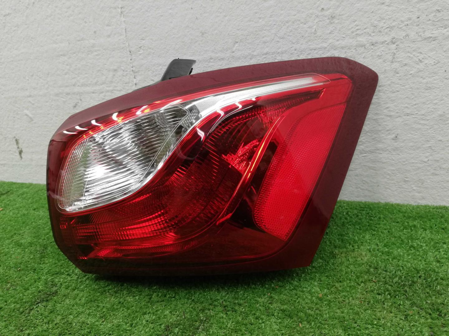 Фонарь задний наружный правый