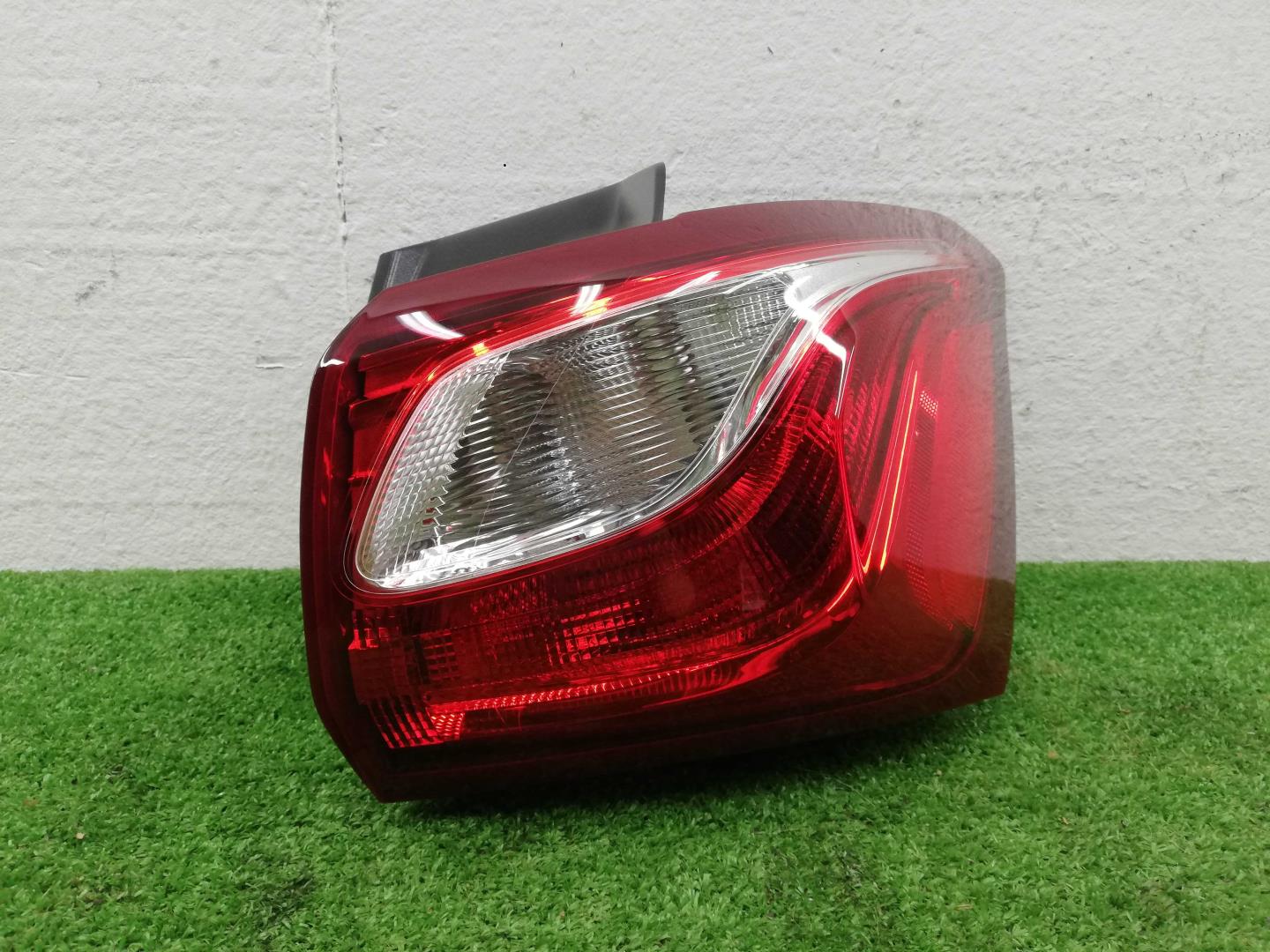 Фонарь задний наружный правый