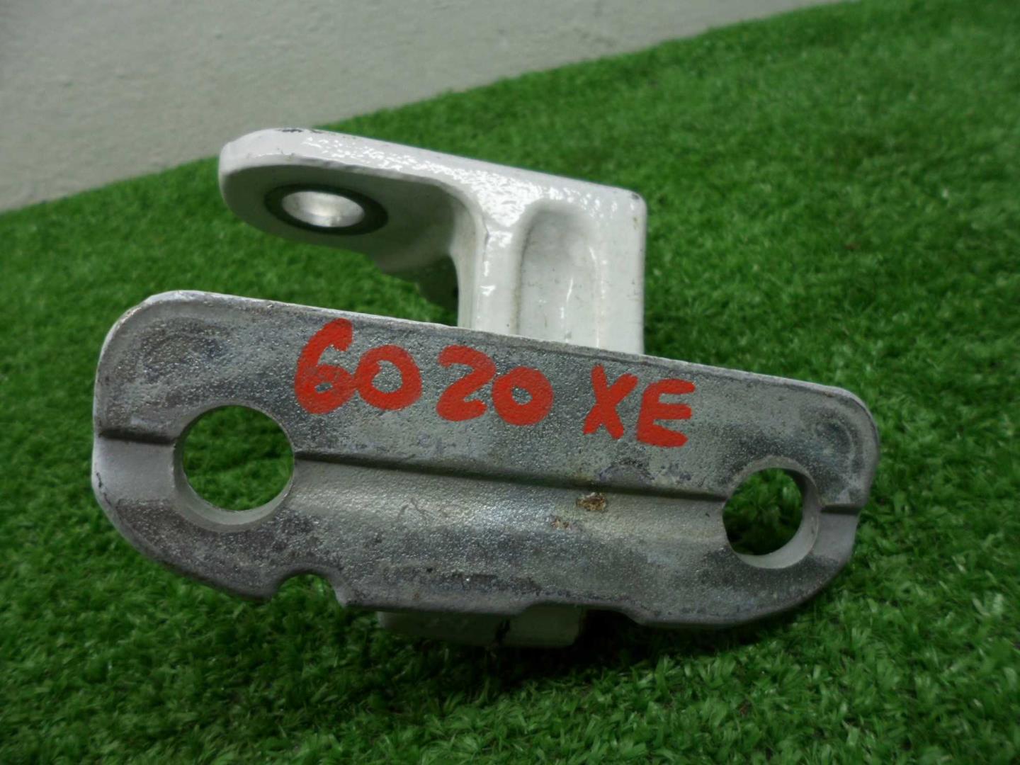 Петля двери передней