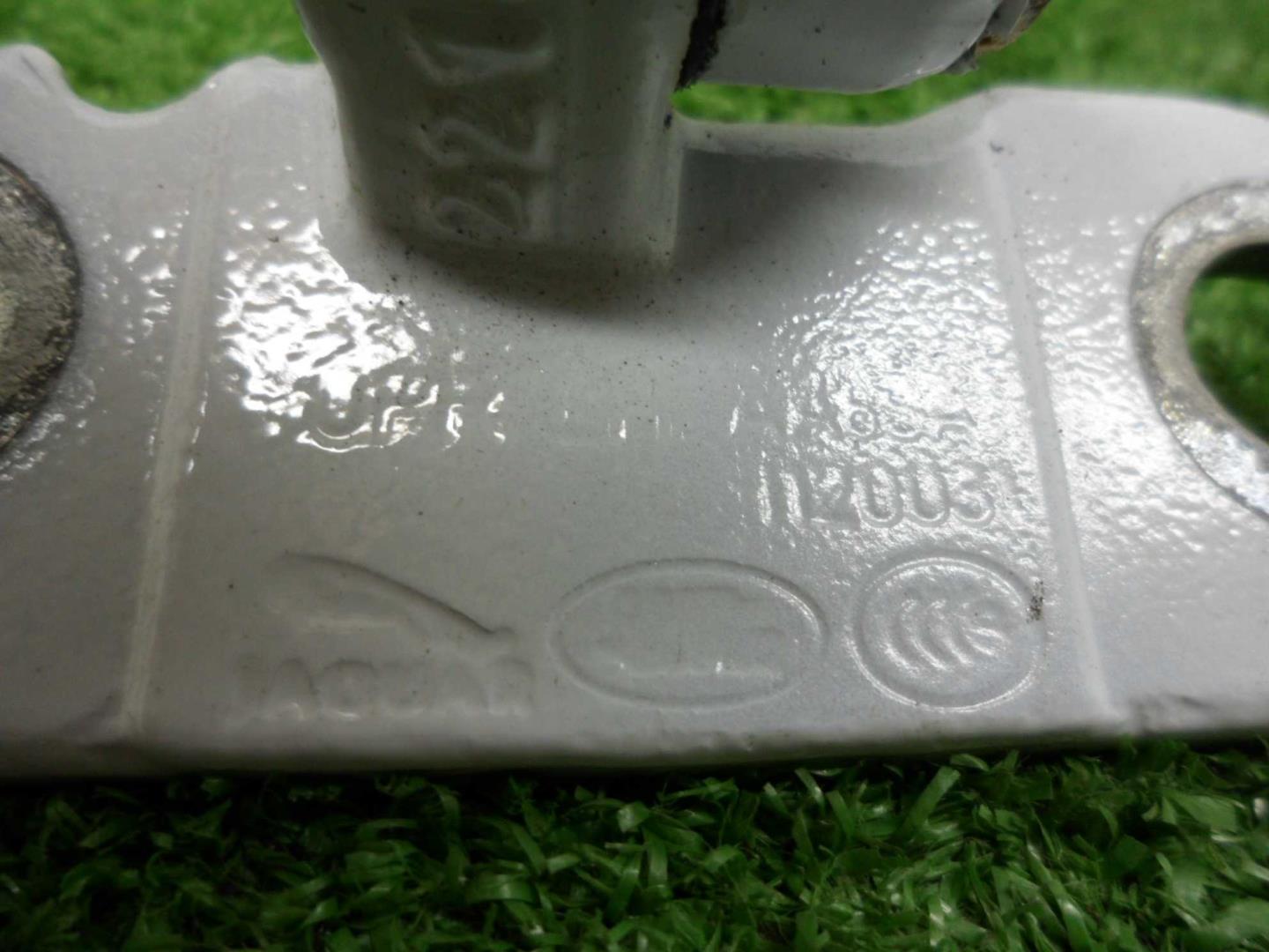 Петля двери передней