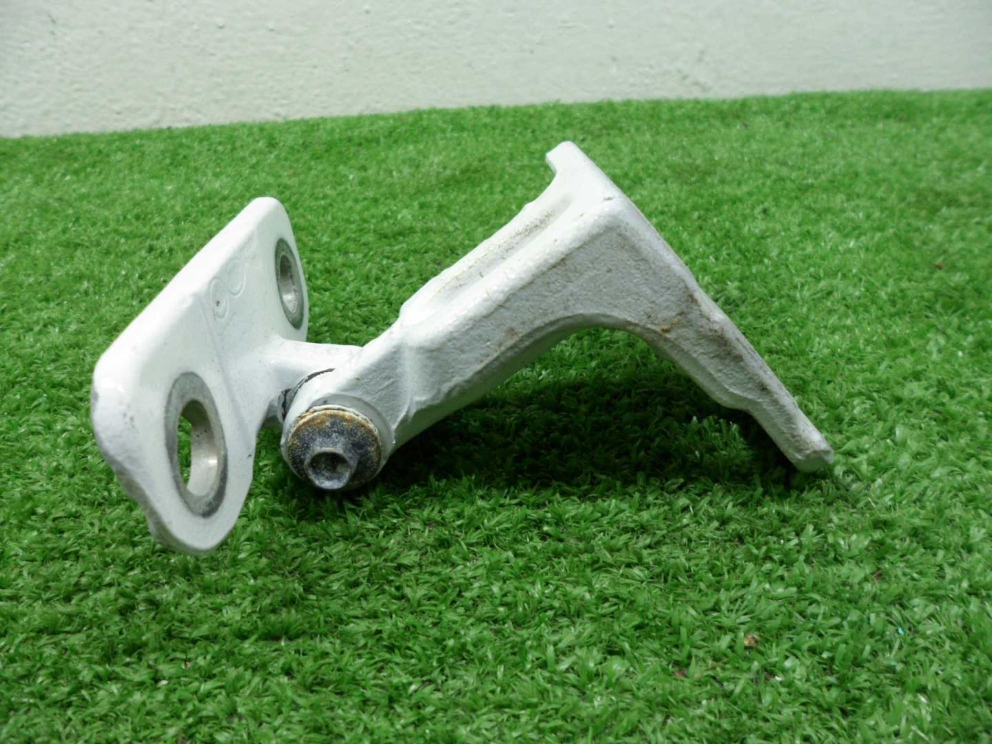 Петля двери передней