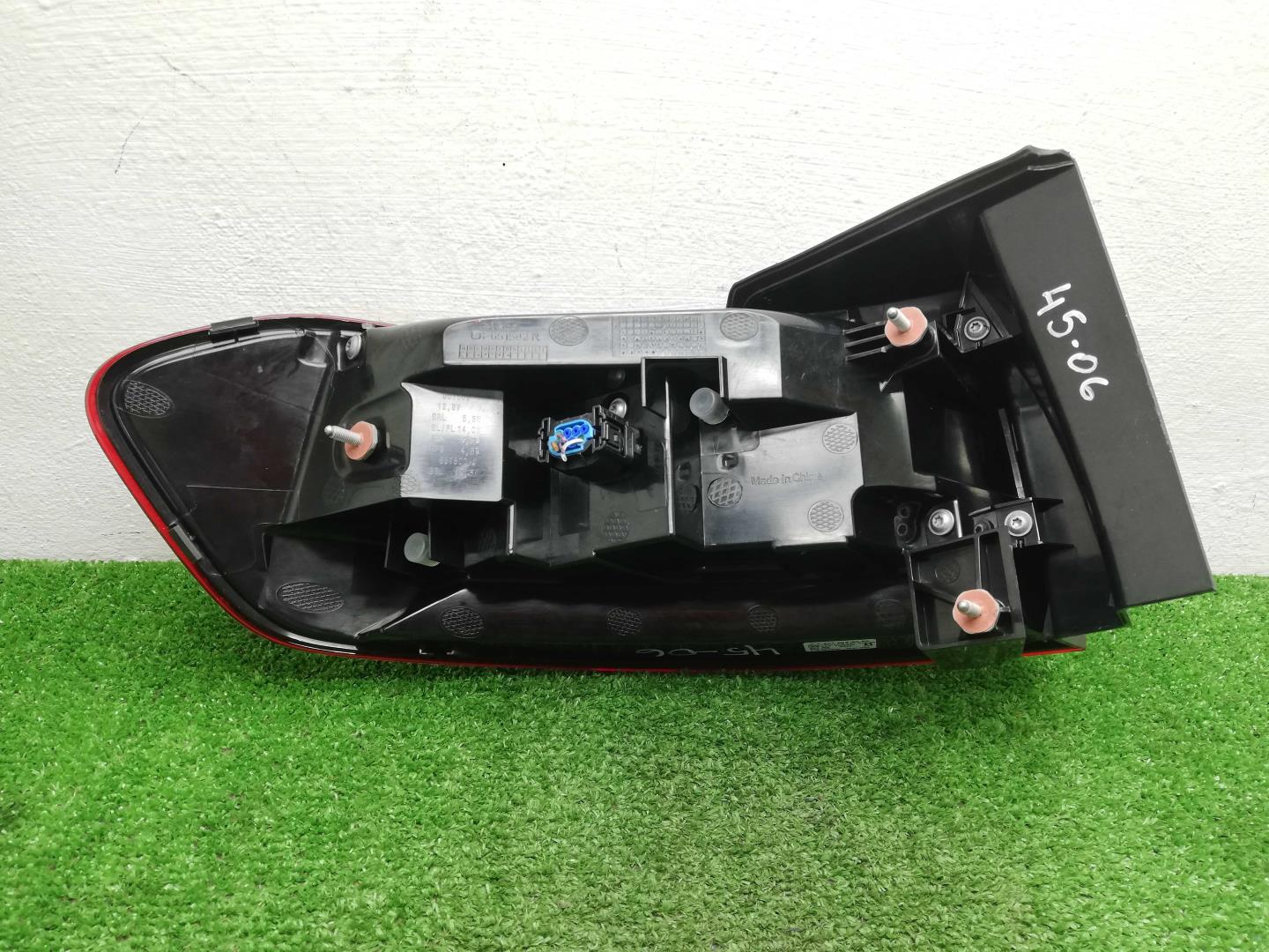 Фонарь задний наружный правый