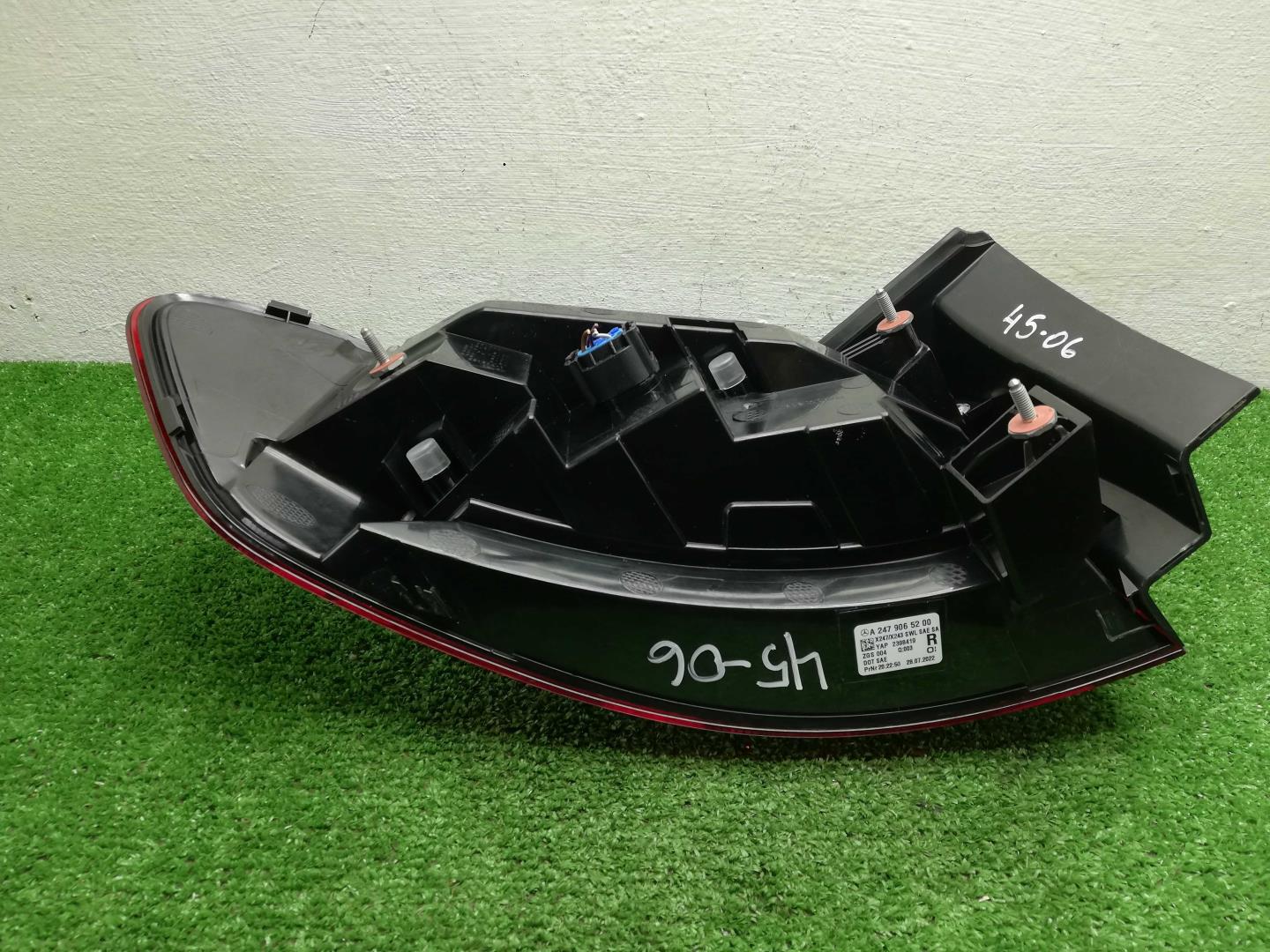 Фонарь задний наружный правый