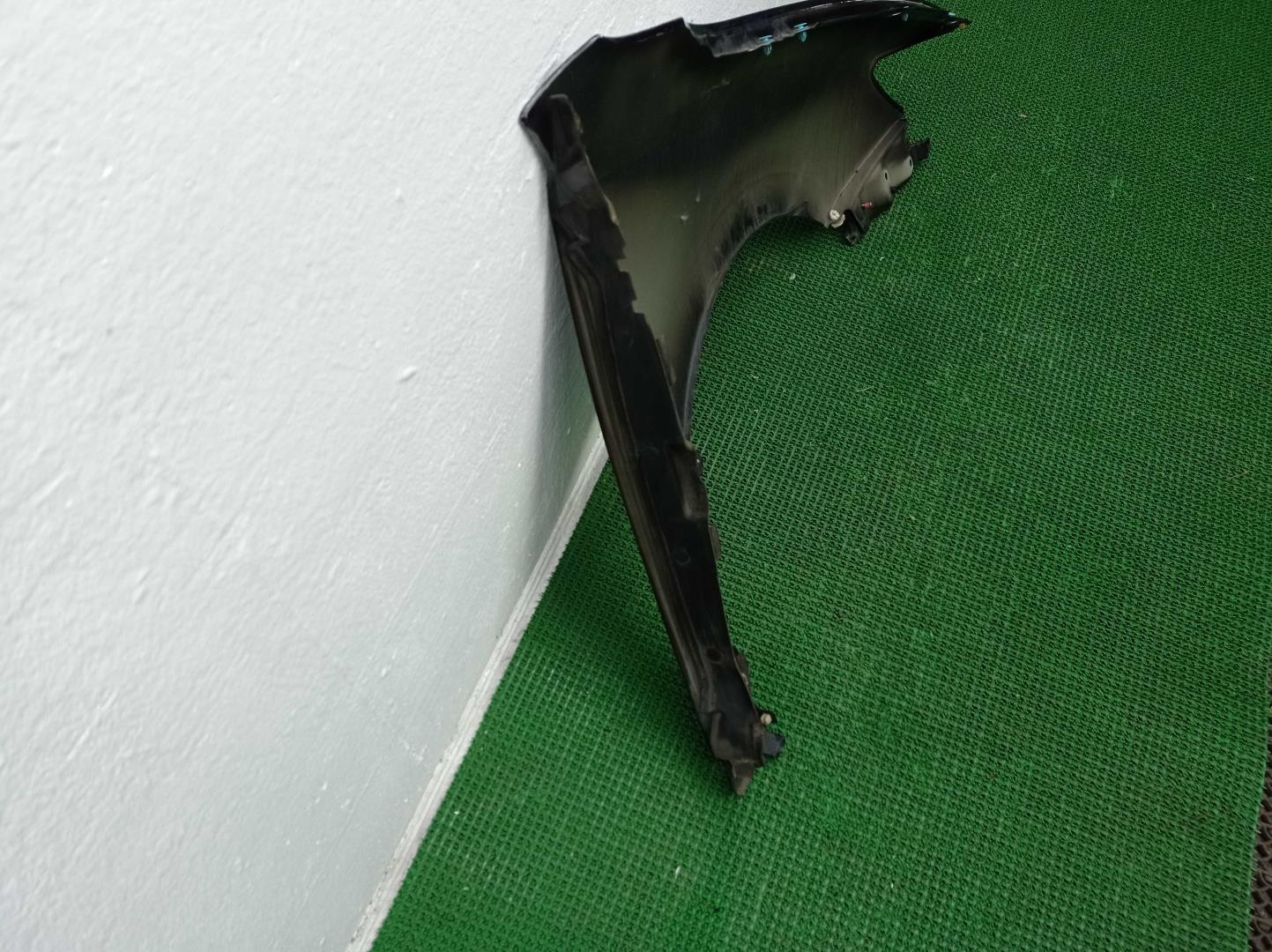 Крыло переднее левое