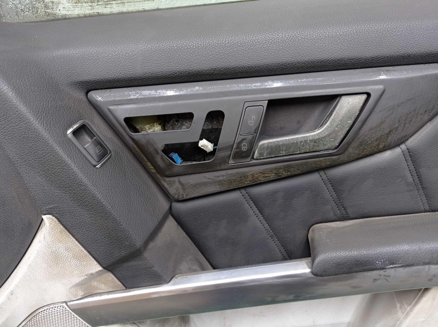 Замок двери передней правой