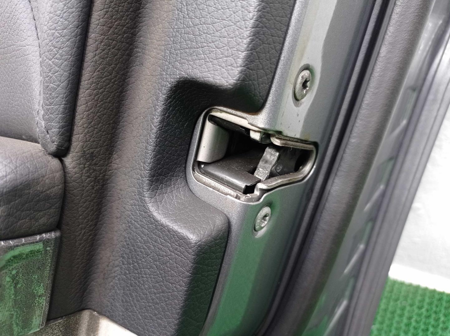 Замок двери передней правой