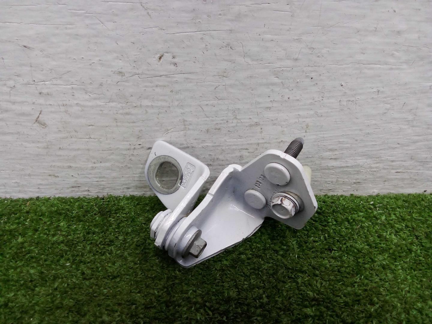 Петля двери передней