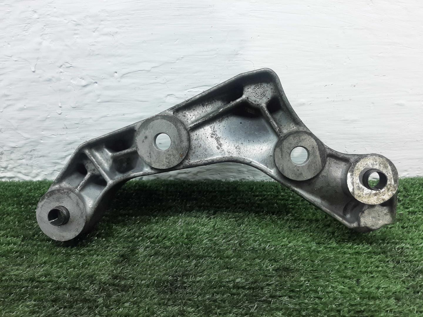 Кронштейн двигателя