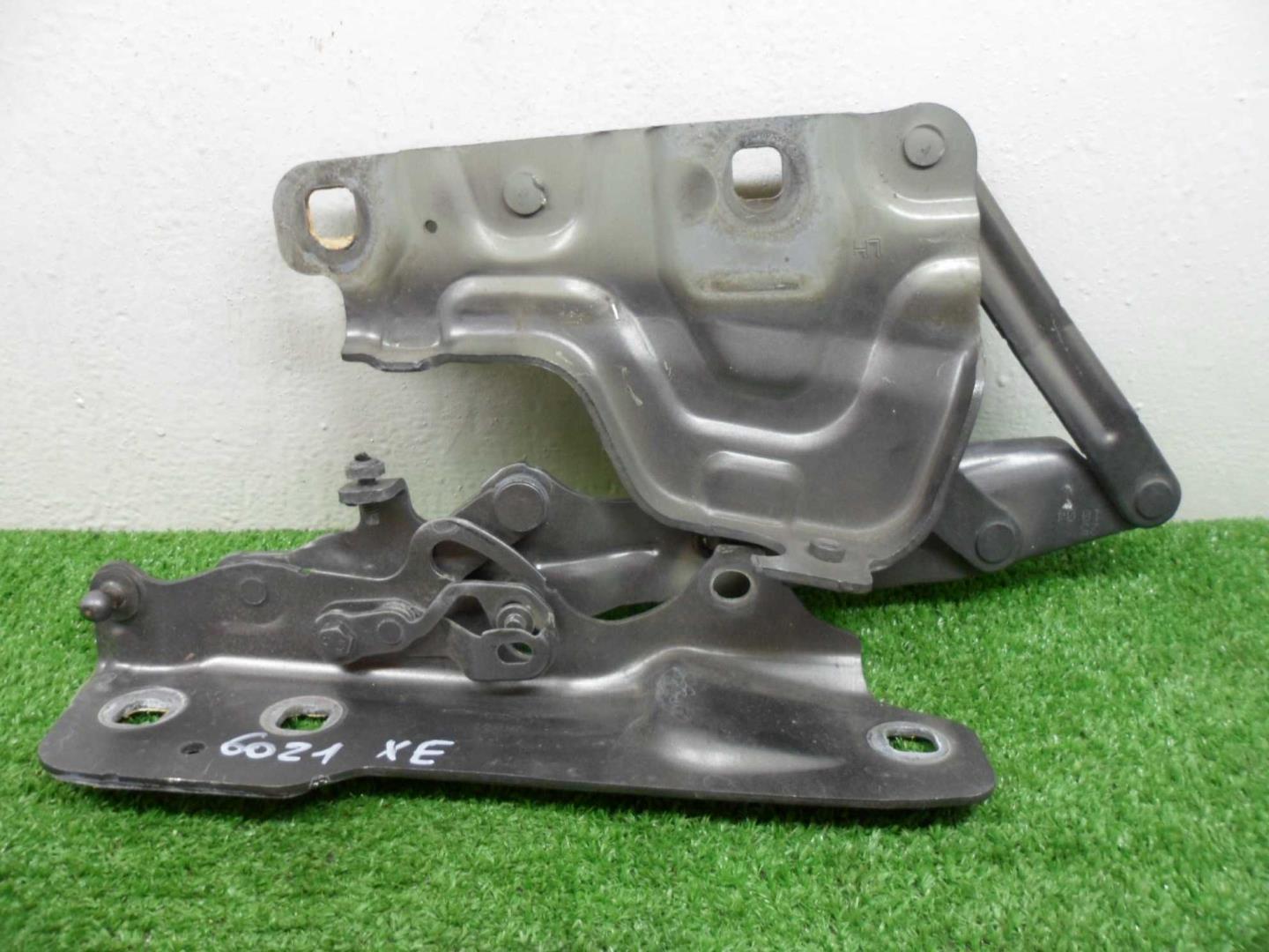 Петля капота левая