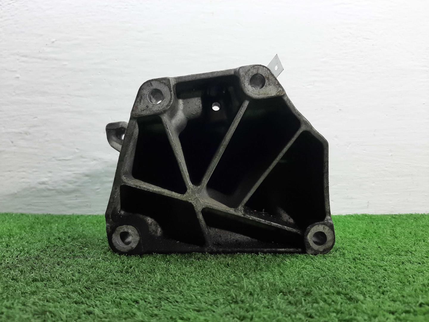 Кронштейн двигателя