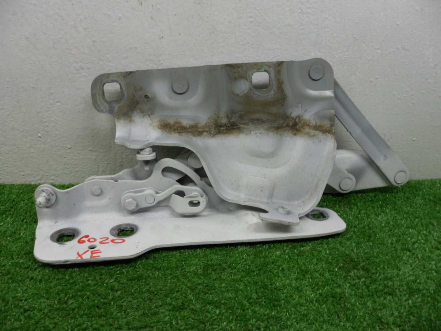 Петля капота левая