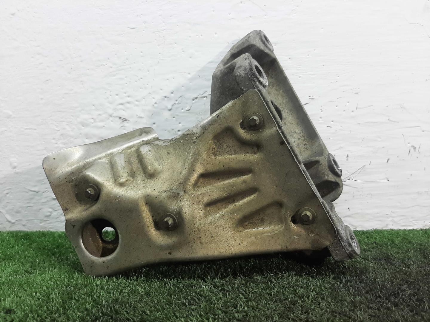 Кронштейн двигателя