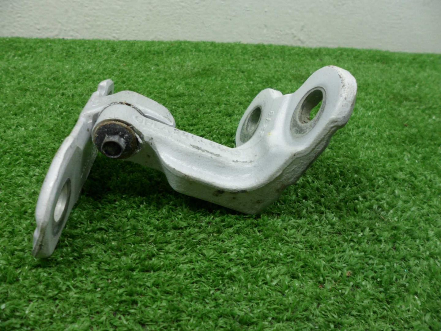 Петля двери передней