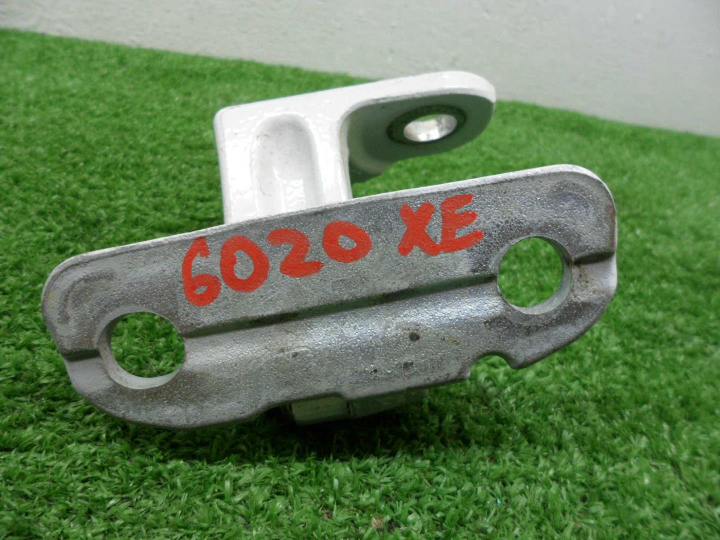 Петля двери передней