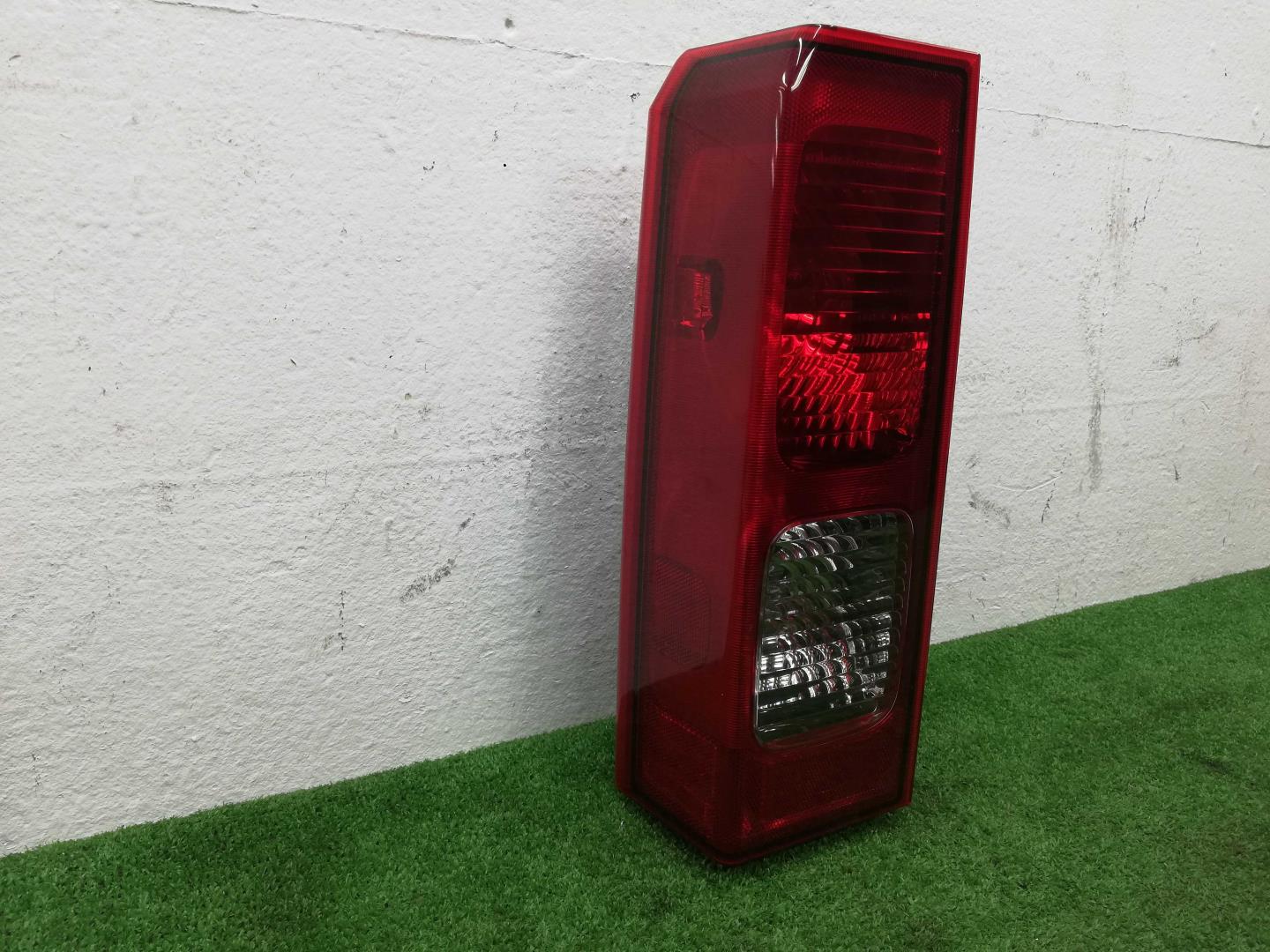 Фонарь задний наружный левый