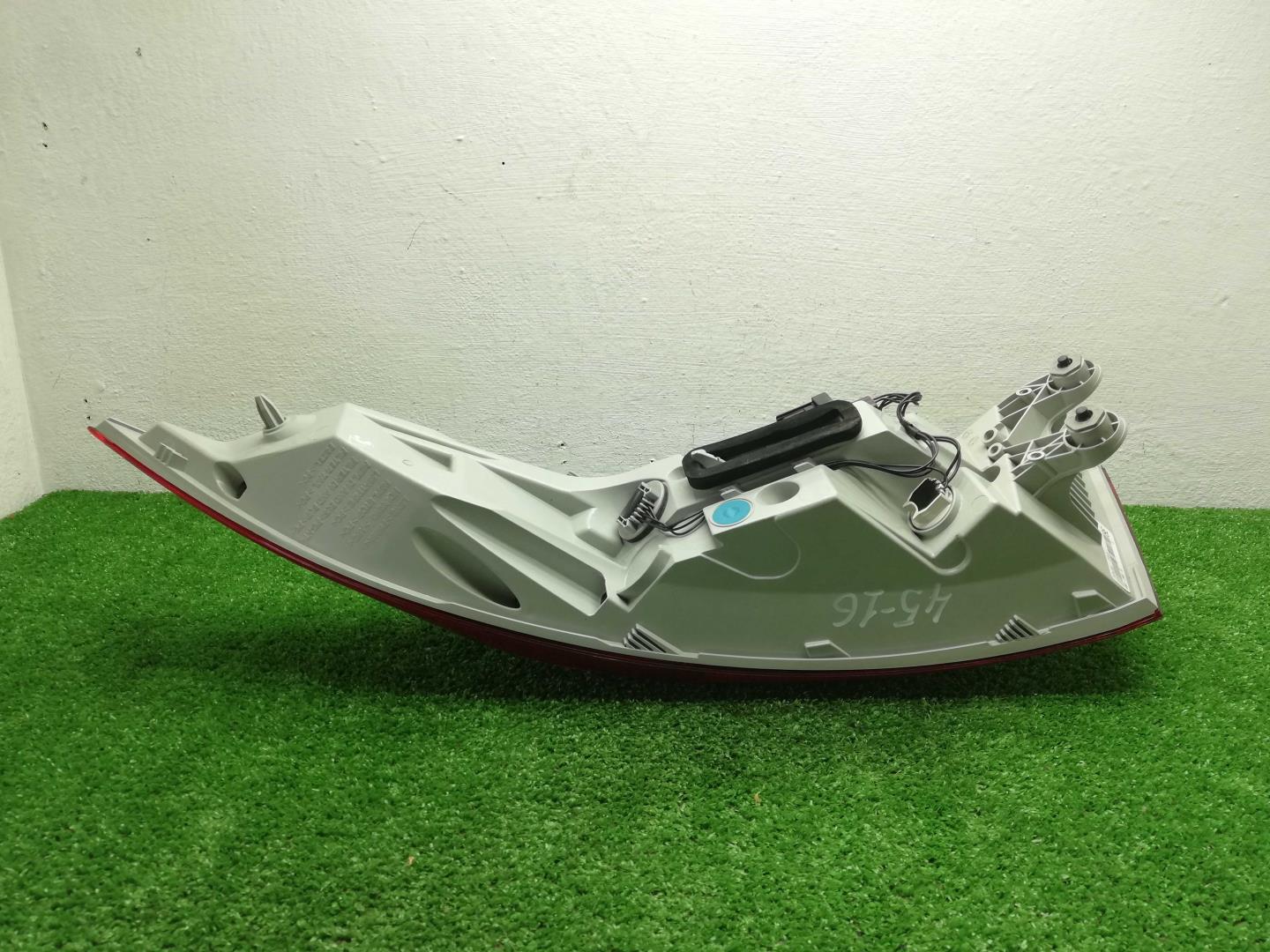 Фонарь задний наружный левый