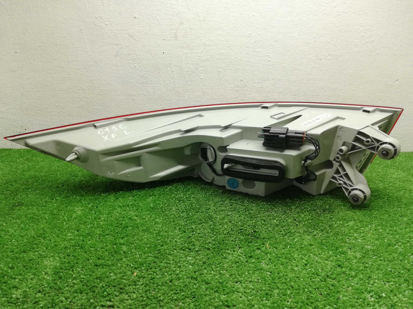 Фонарь задний наружный левый