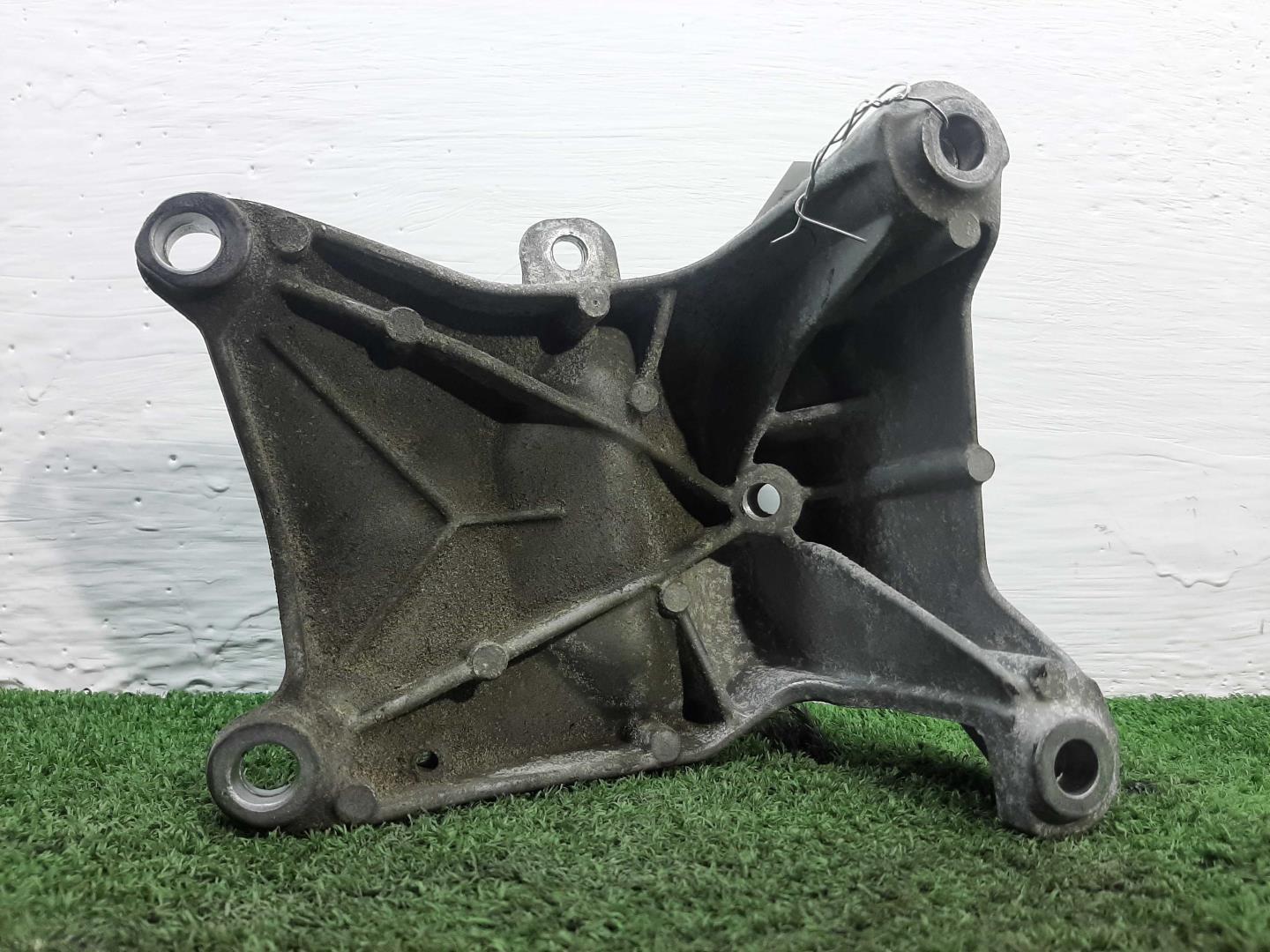 Кронштейн двигателя