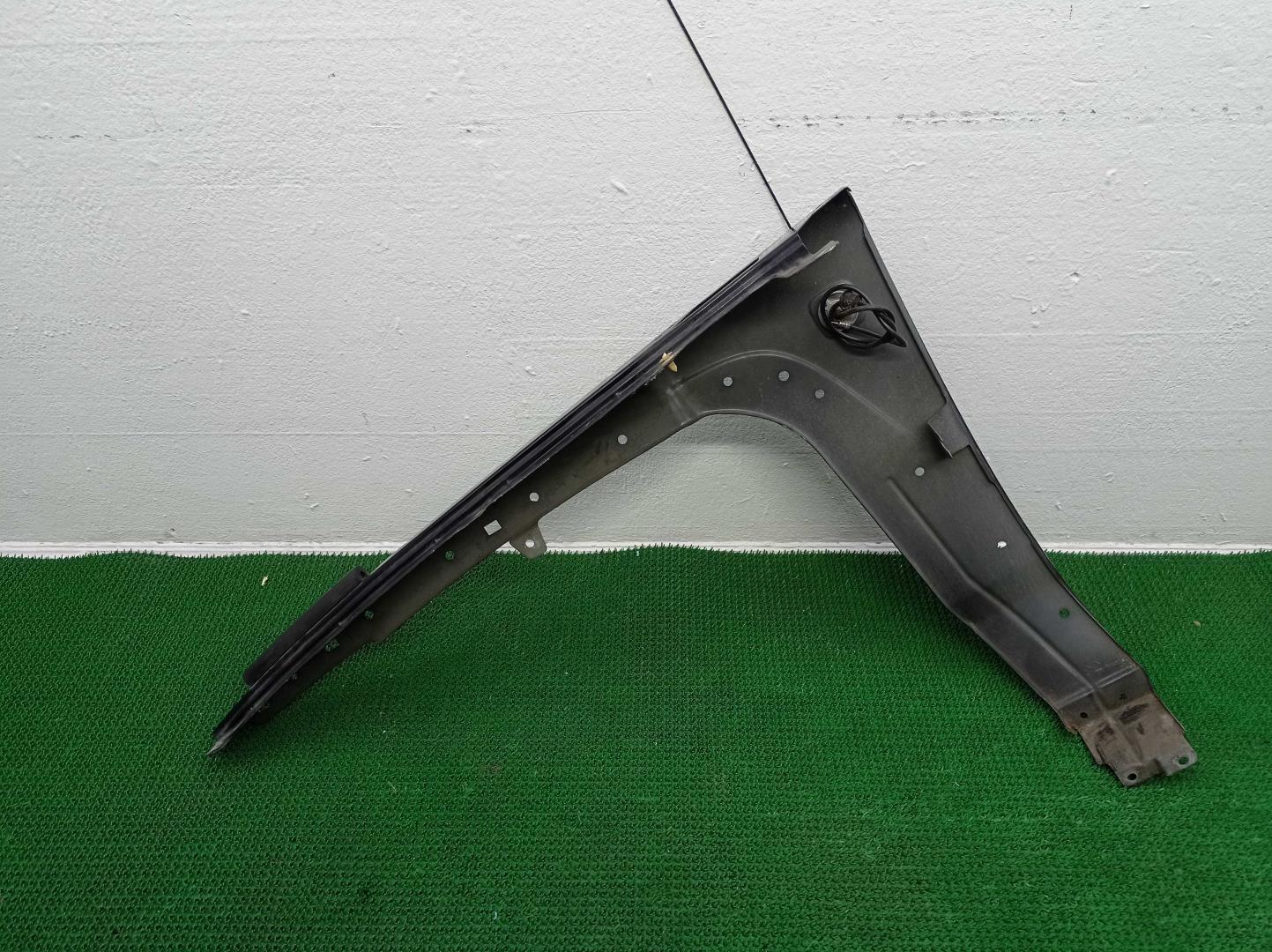 Крыло переднее правое