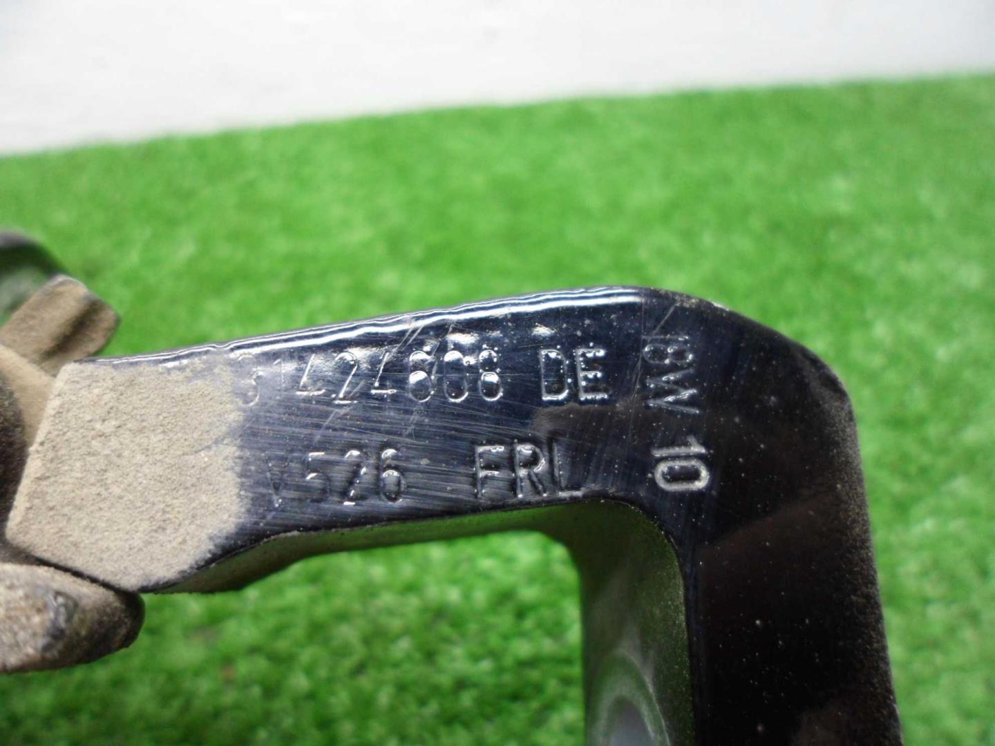 Петля двери передней