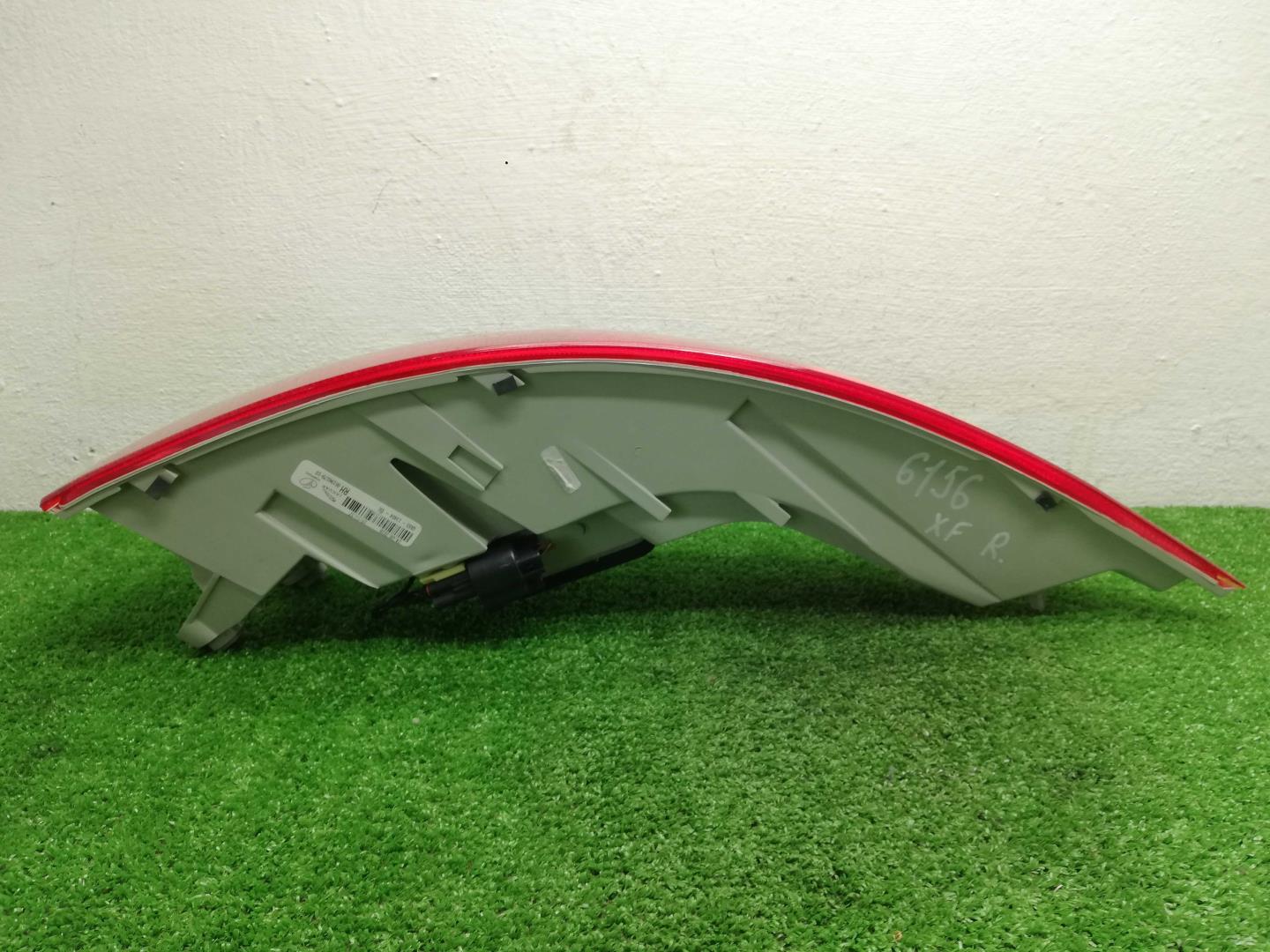 Фонарь задний наружный правый