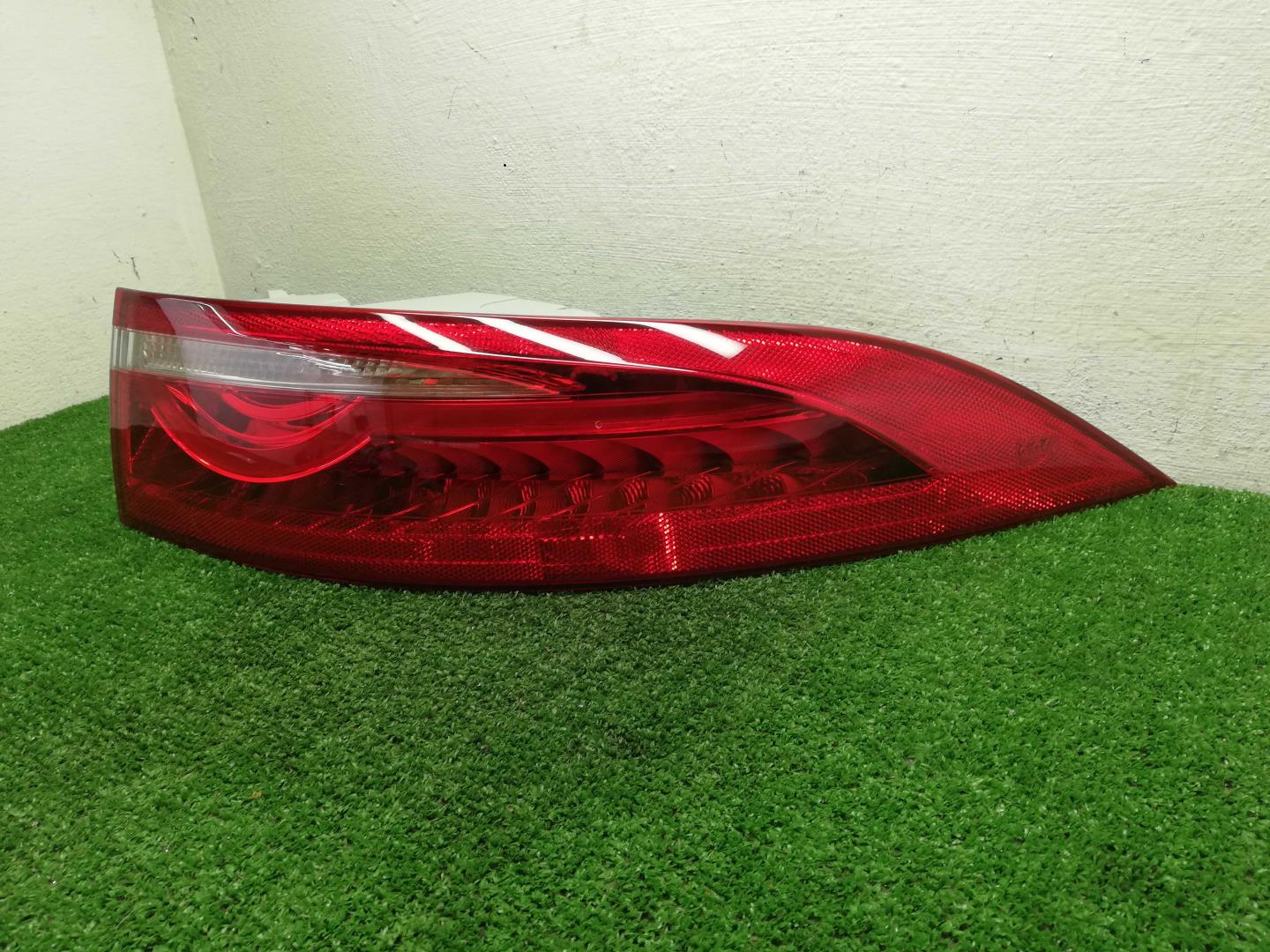 Фонарь задний наружный правый