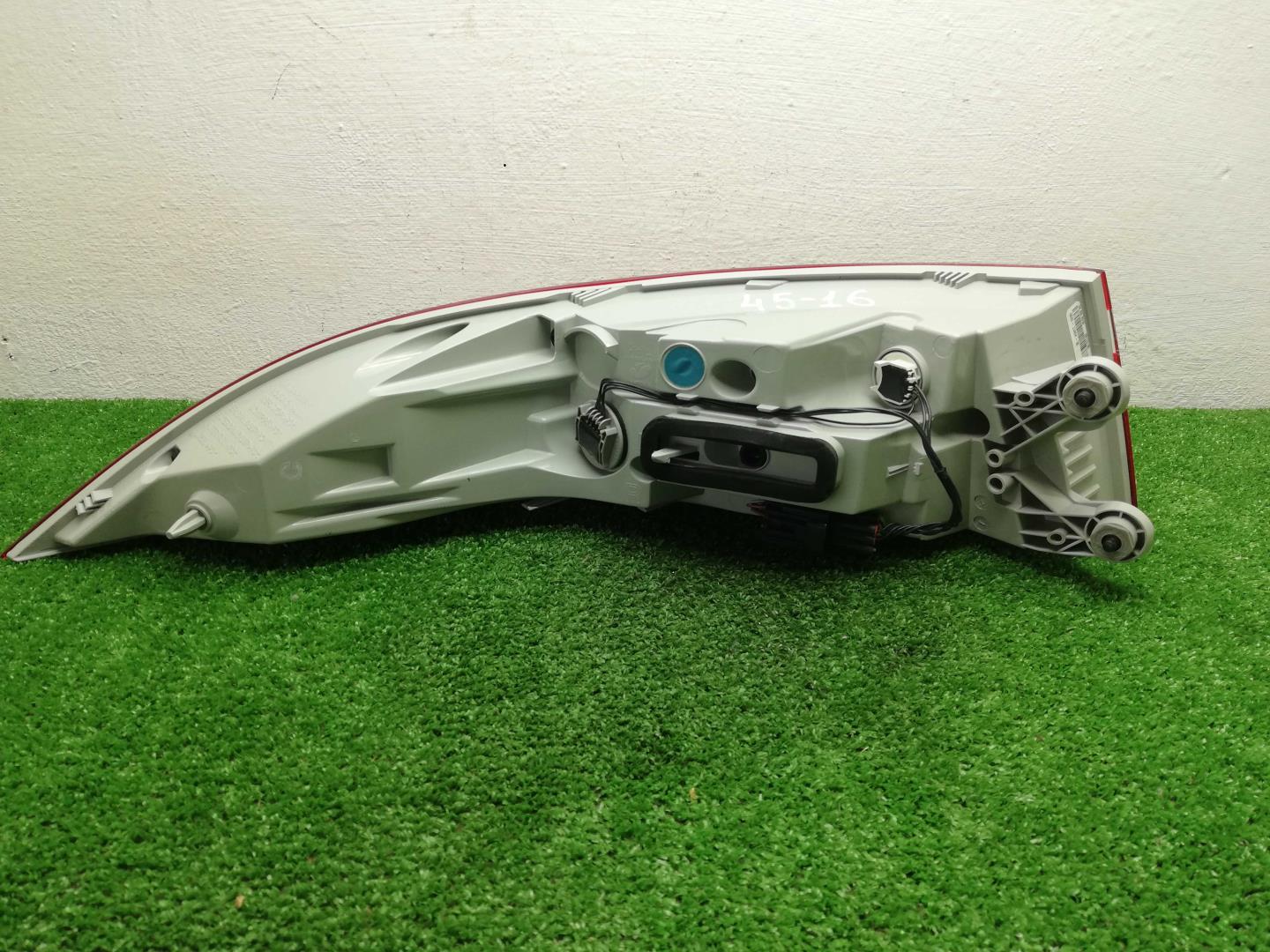 Фонарь задний наружный правый