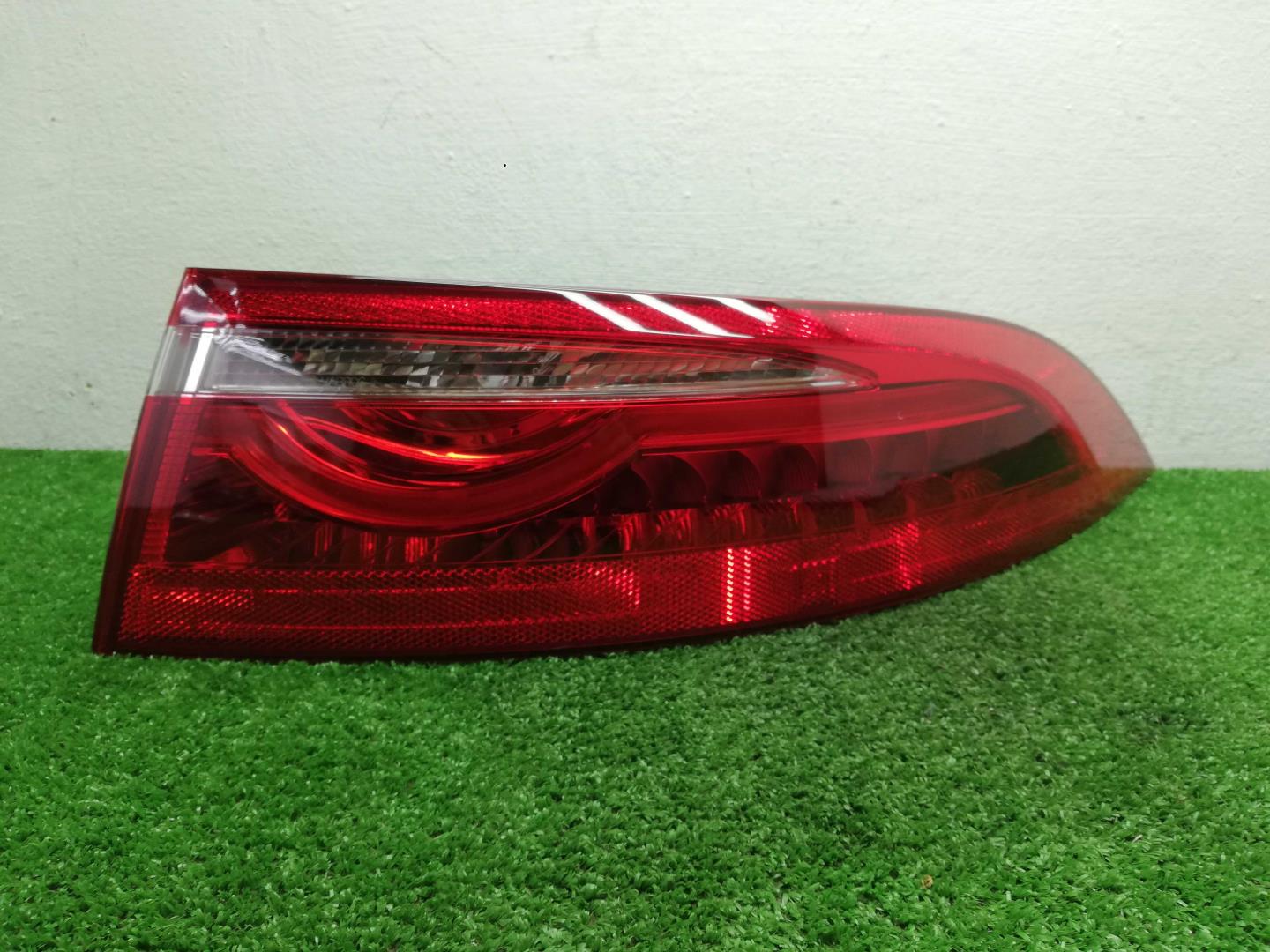 Фонарь задний наружный правый