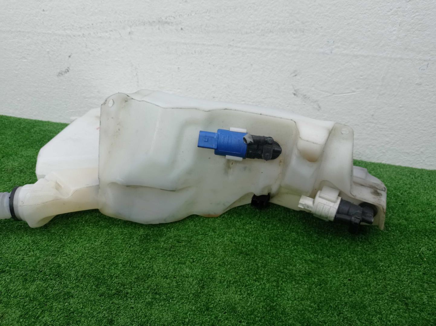 Бачок омывателя лобового стекла