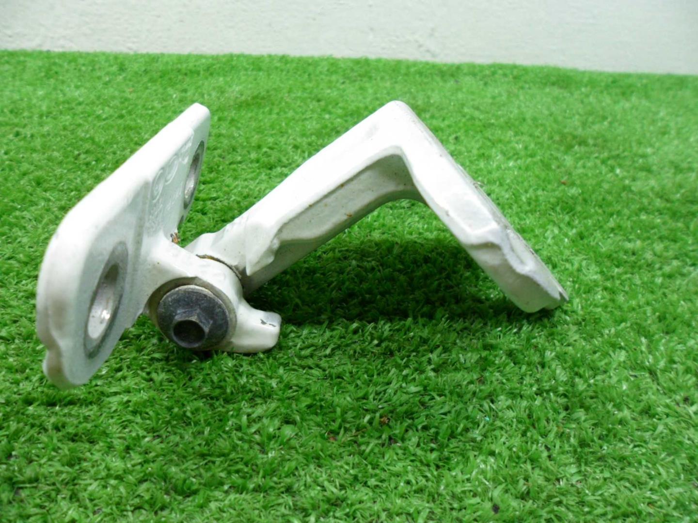 Петля двери передней