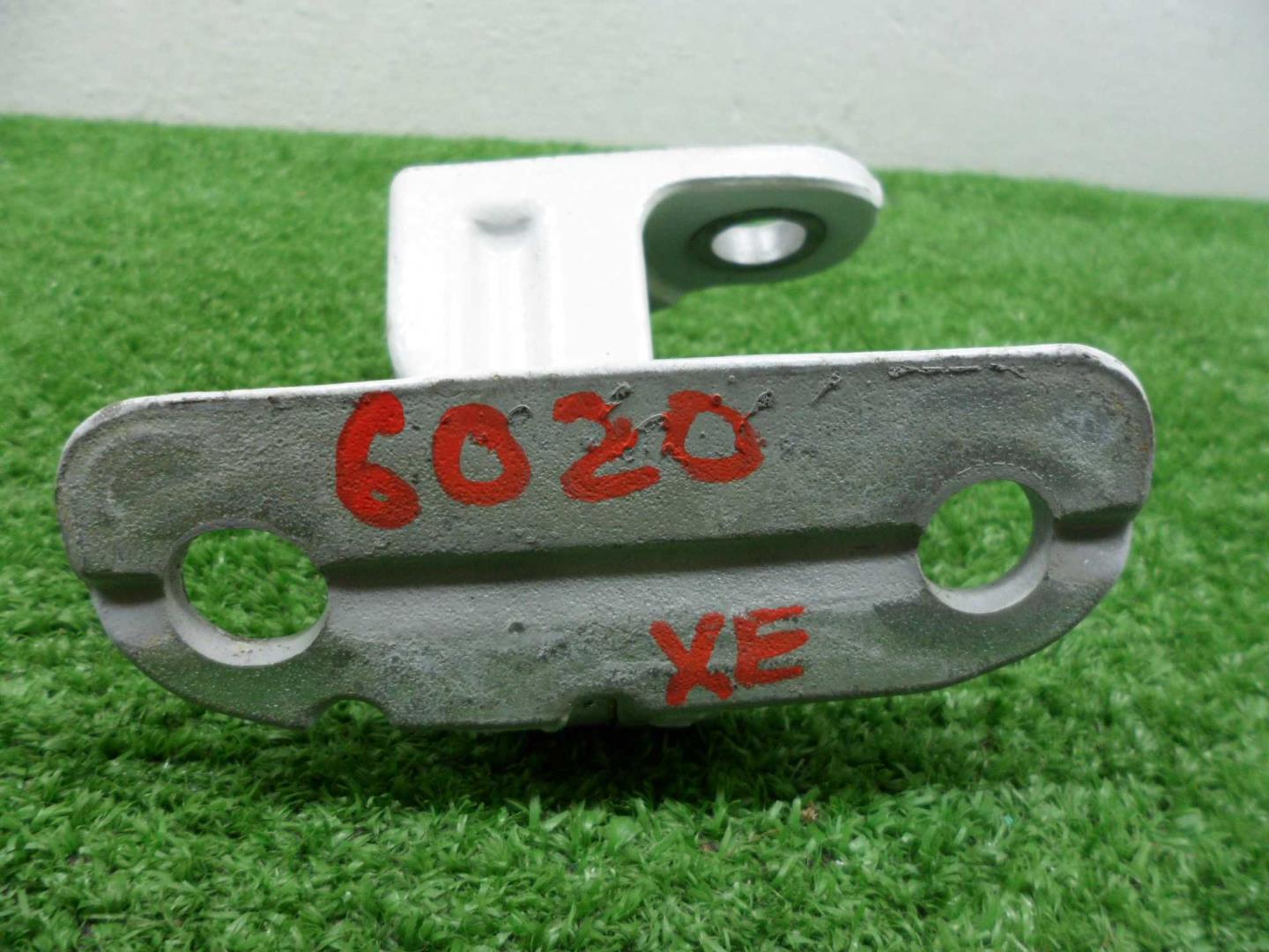 Петля двери передней