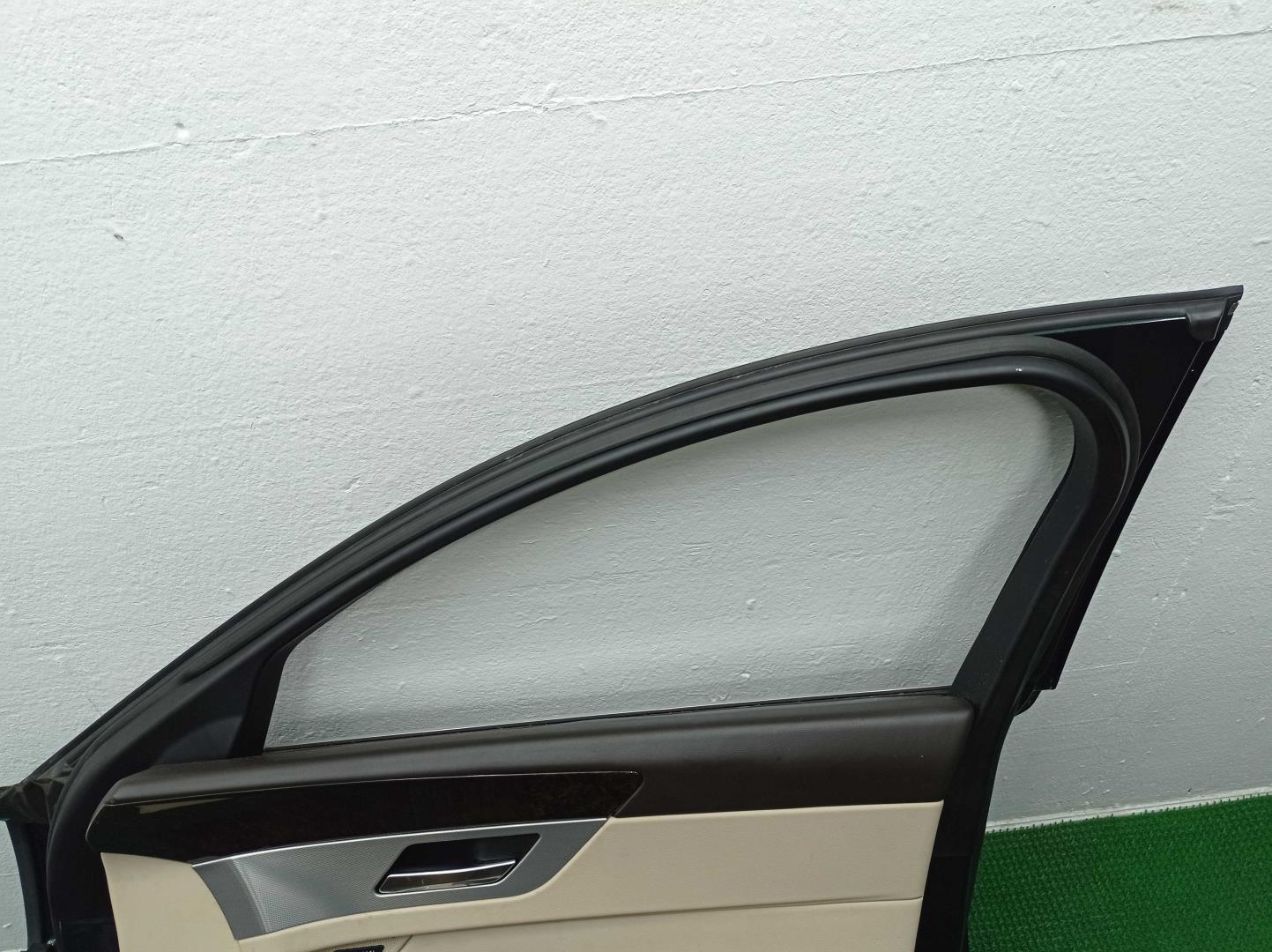 Стекло двери передней правой