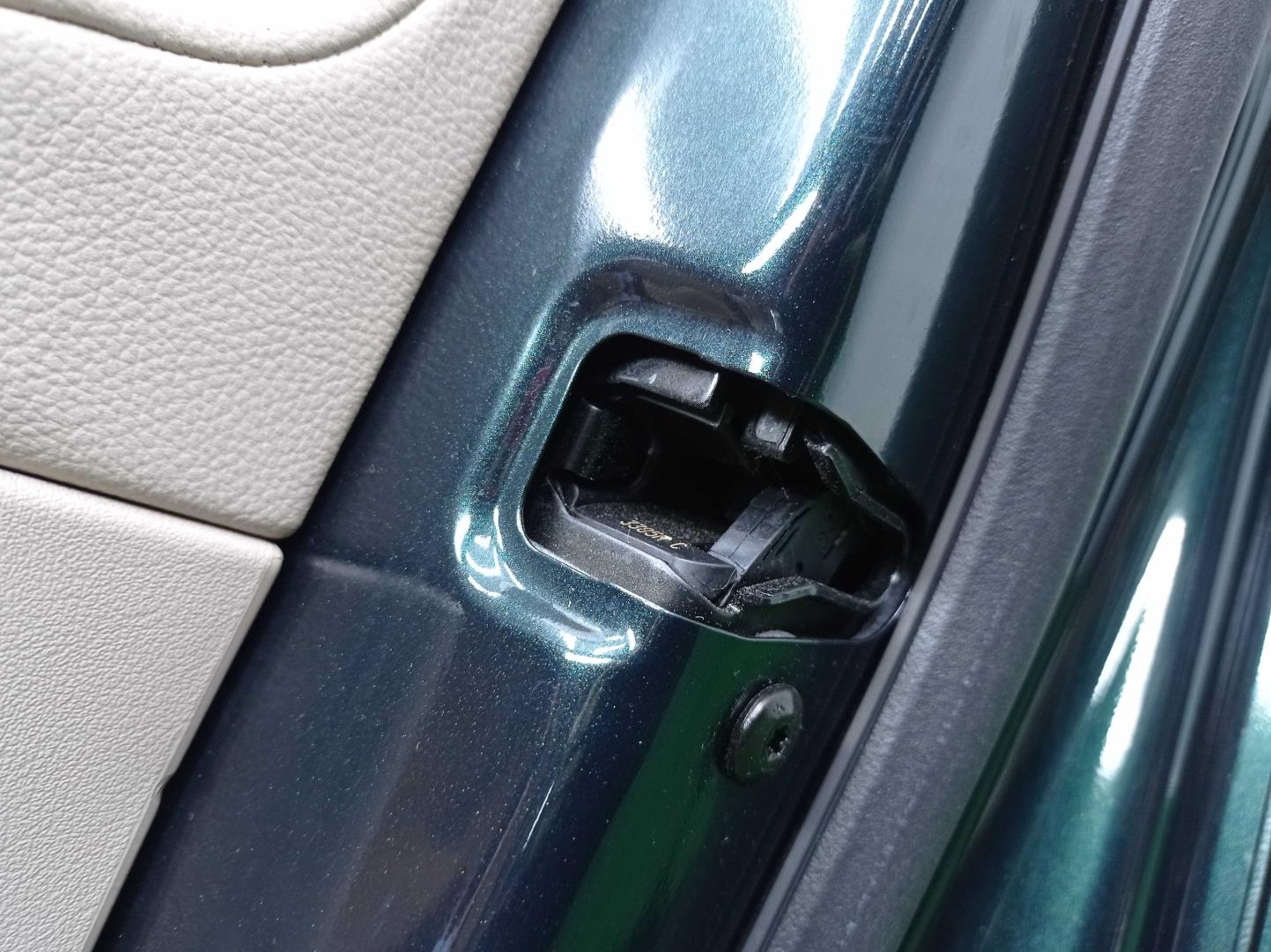 Стекло двери передней правой