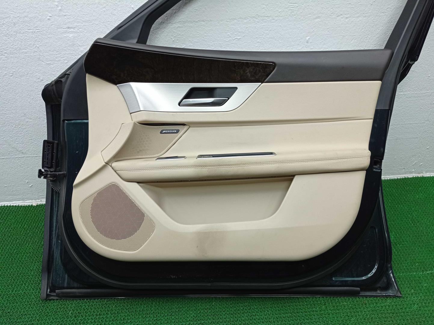 Стекло двери передней правой