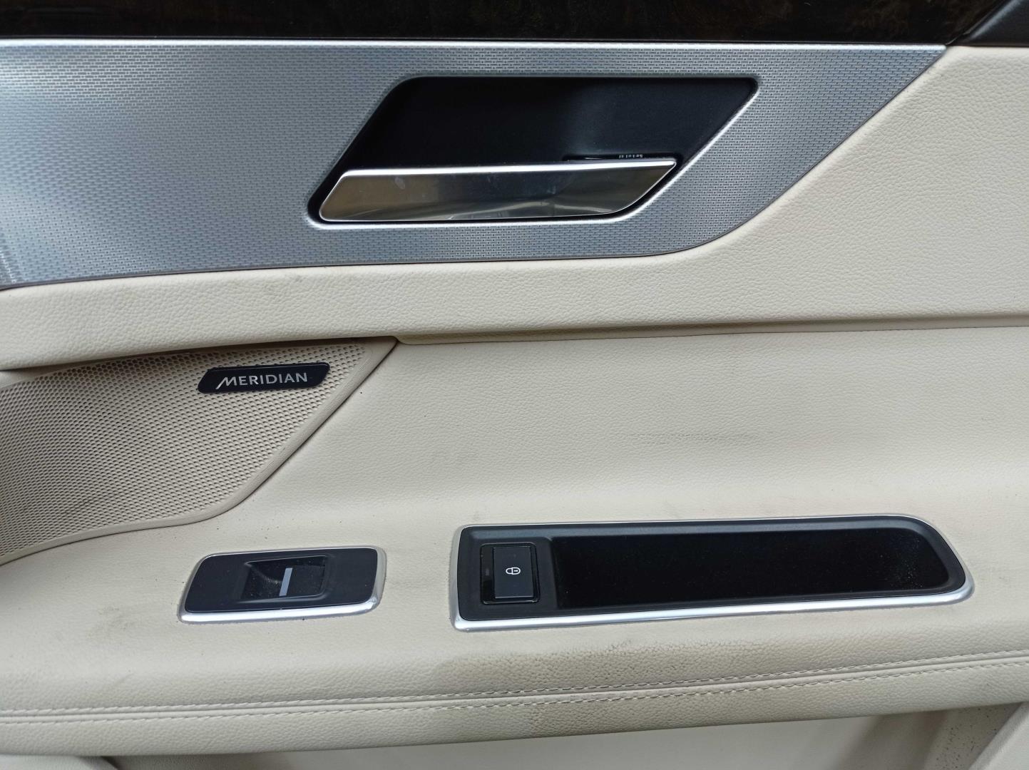 Стекло двери передней правой