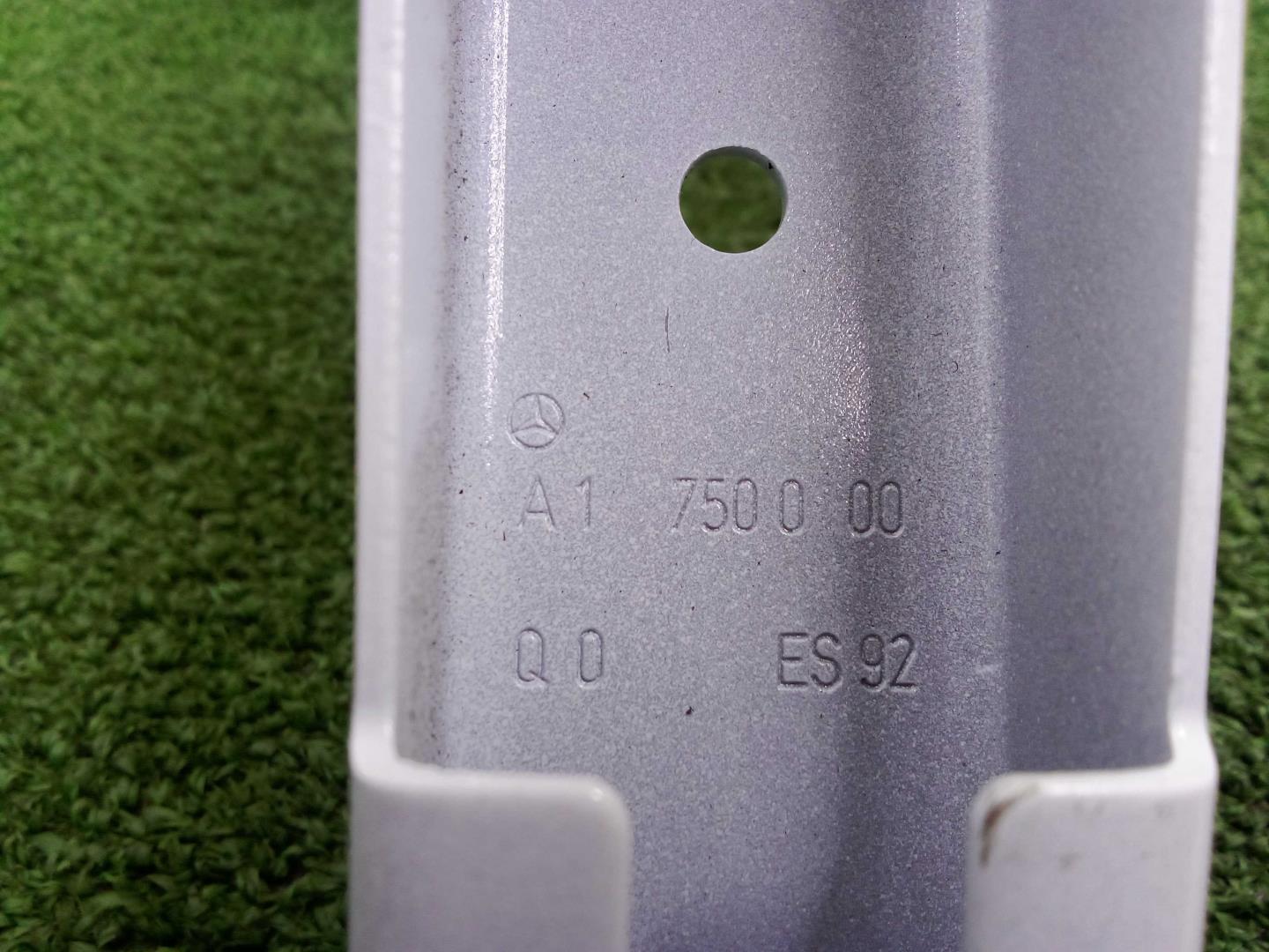 Петля крышки багажника