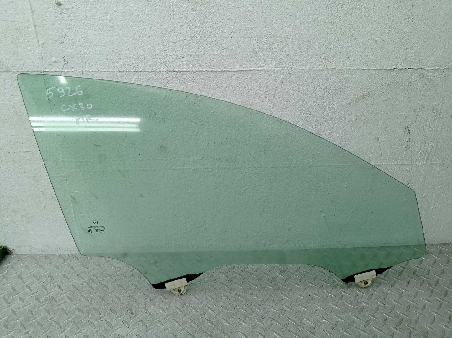 Стекло двери передней правой