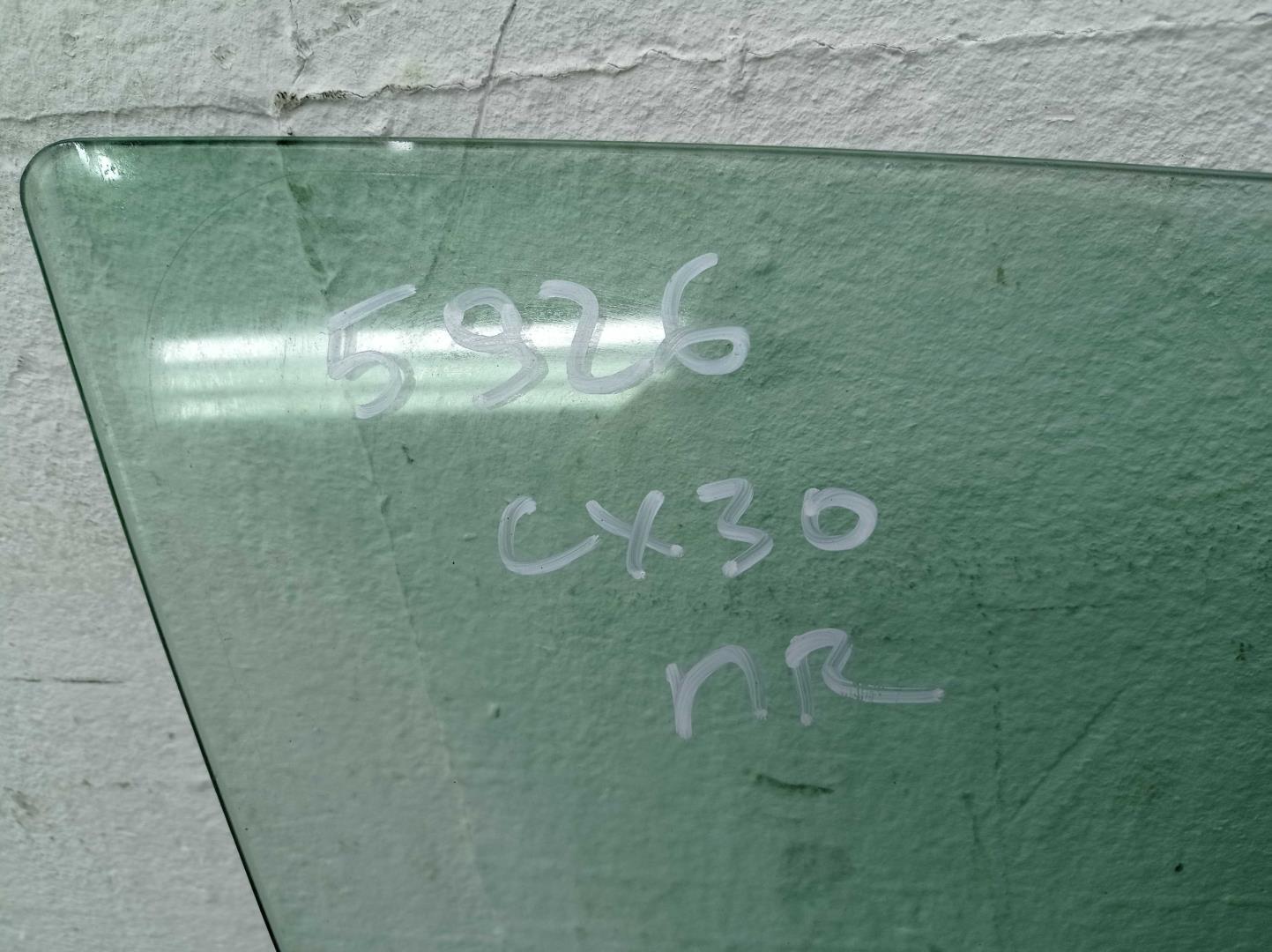 Стекло двери передней правой