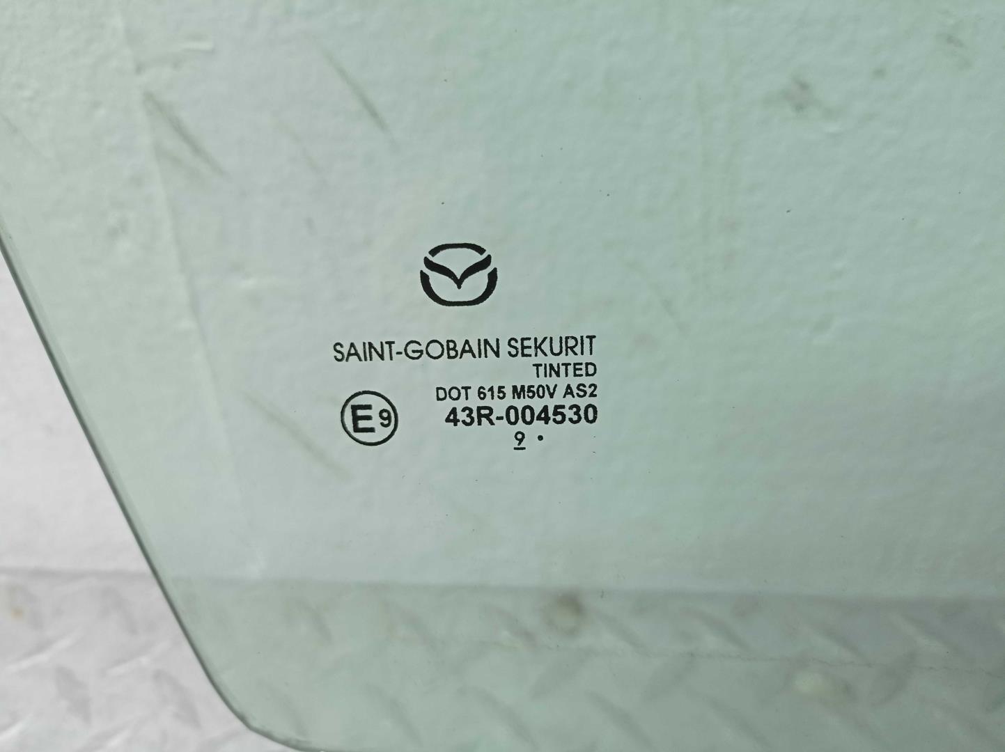 Стекло двери передней правой