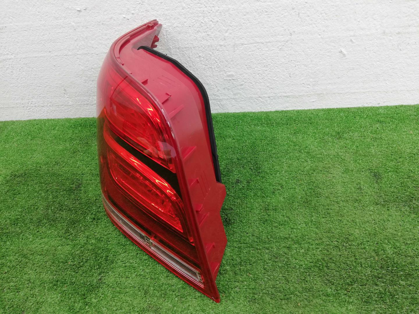 Фонарь задний наружный левый