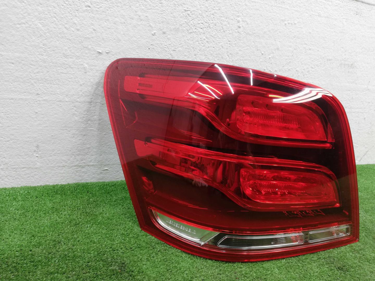 Фонарь задний наружный левый