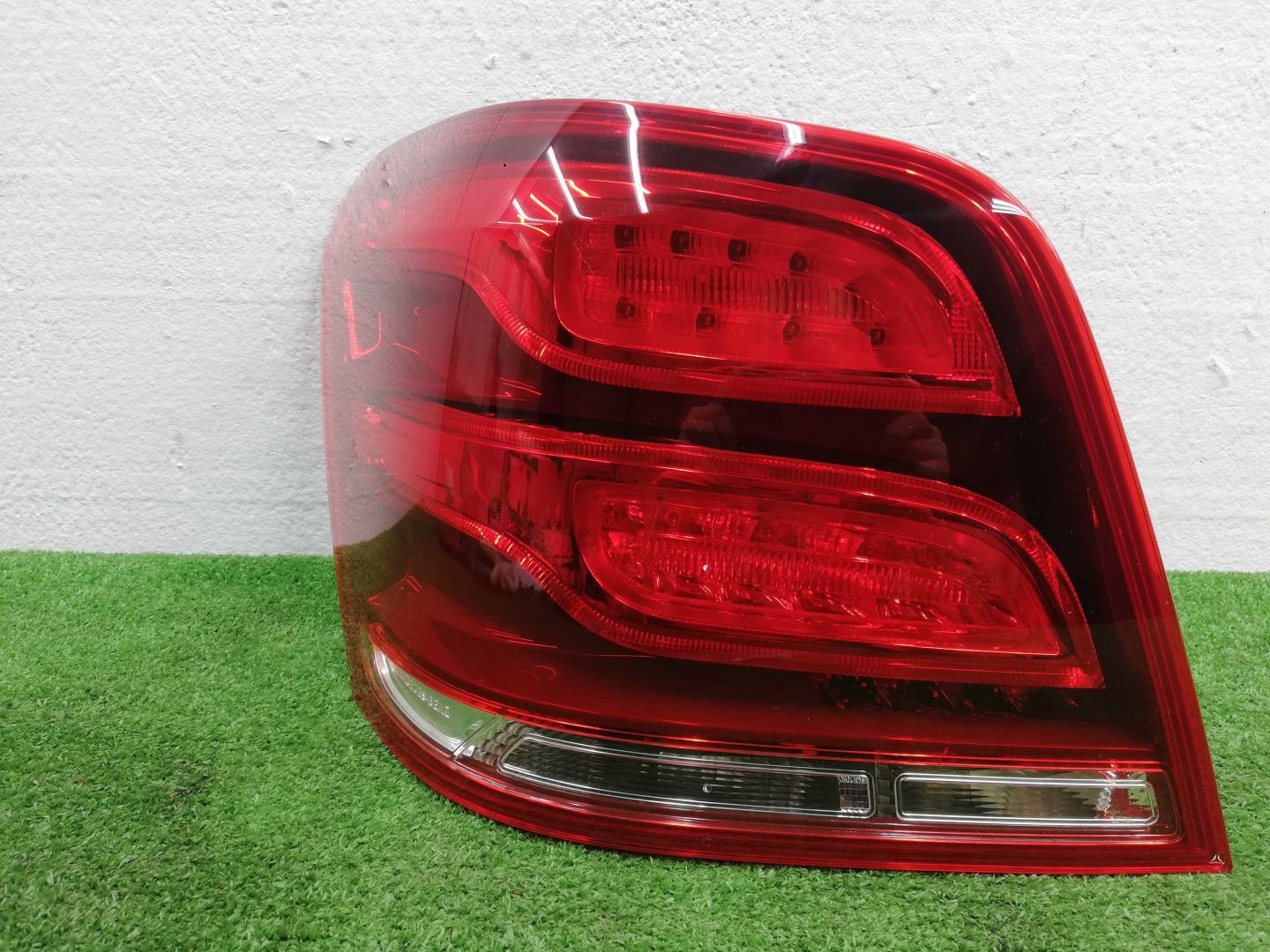 Фонарь задний наружный левый