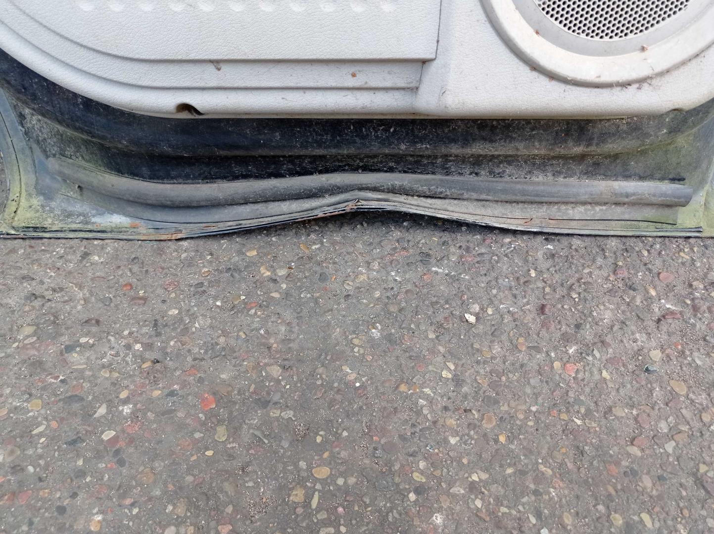 Стекло двери задней левой