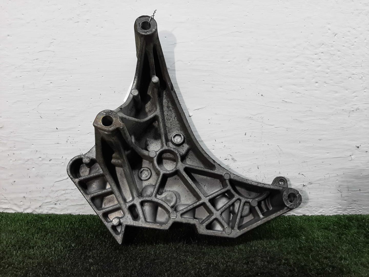 Кронштейн двигателя