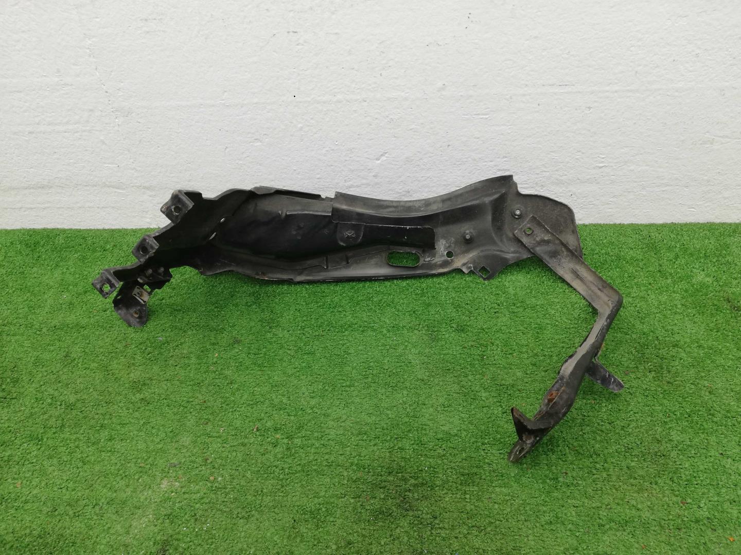 Кронштейн фар правый