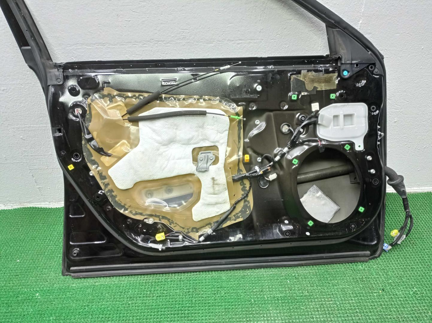 Замок двери передней левой