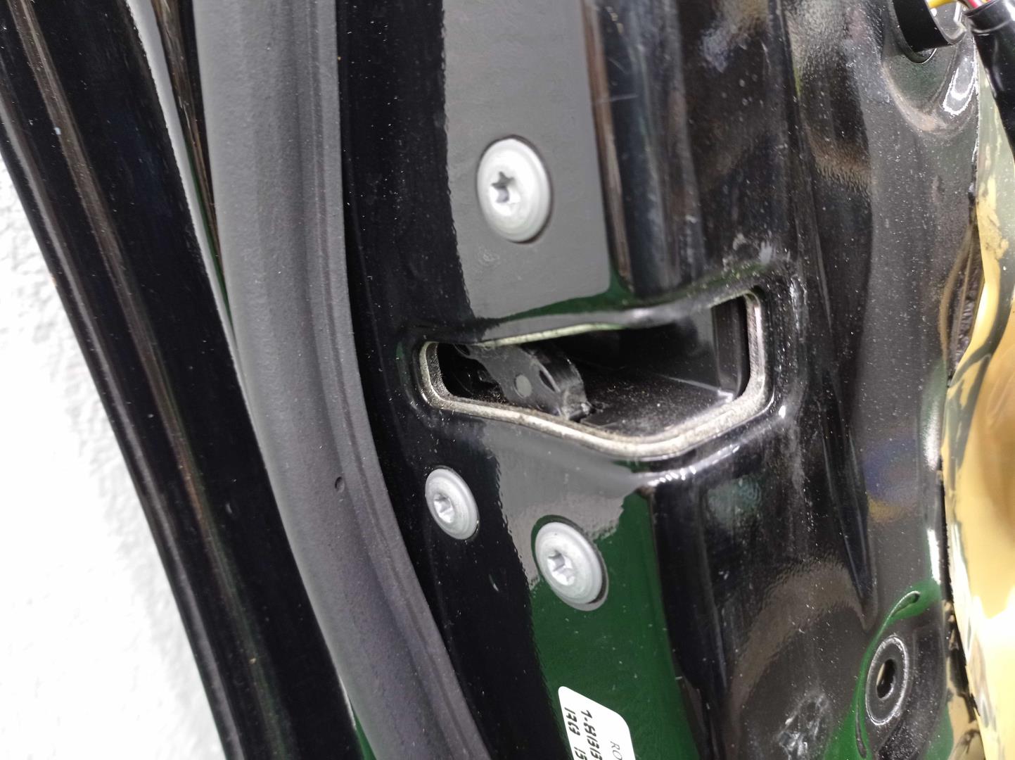 Замок двери передней левой