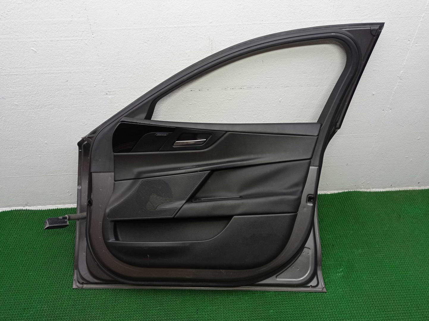 Ручка двери передней наружная правая