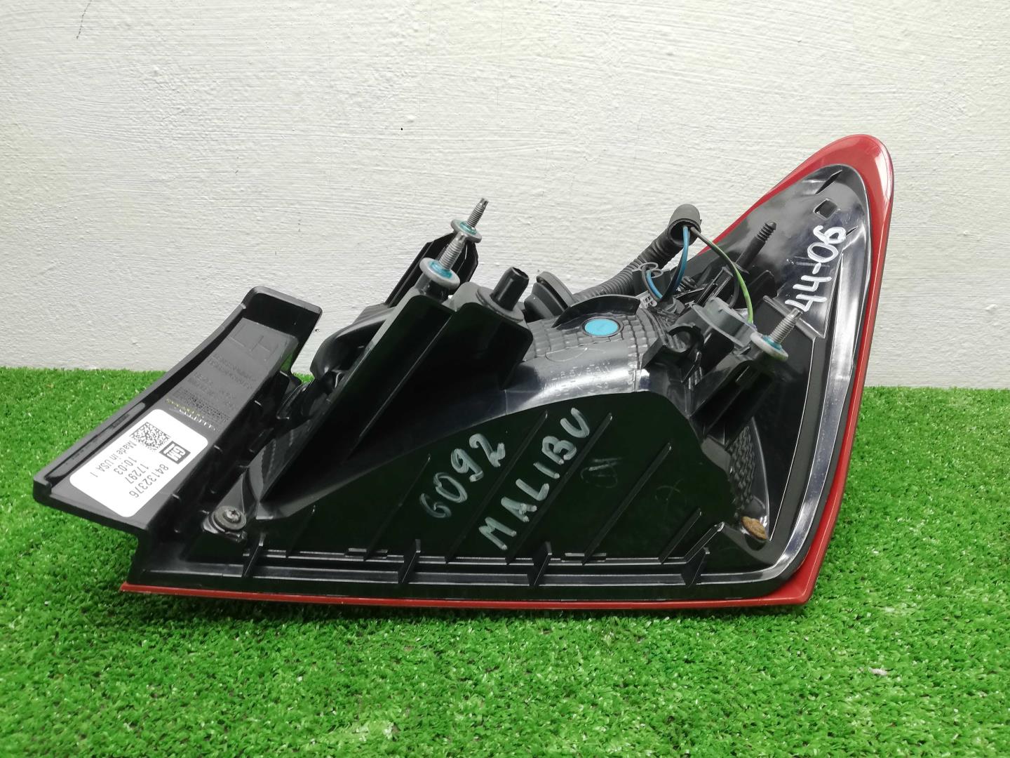 Фонарь задний наружный левый